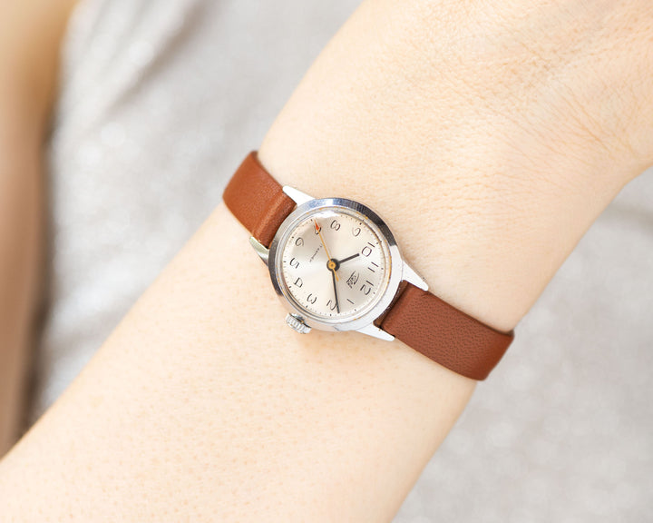 Women watch silver Dawn, retro lady wristwatch silver shade, shockproof dress watch lady accessory rare gift, new premium leather strap