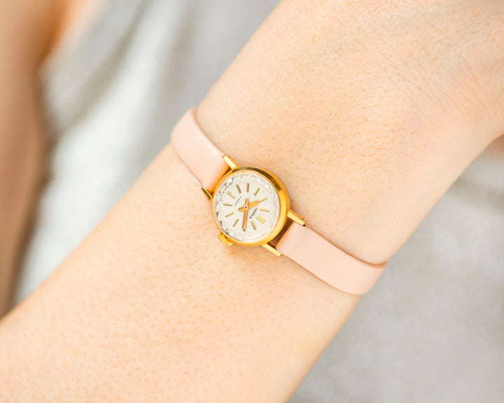 Women wristwatch gold plated chic Seagull, retro women watch delicate jewelry gift, dainty lady watch vintage, new premium leather strap