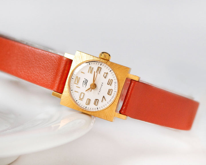 Rare women watch unused gold plated gift Dawn, square case retro watch for lady classic, small wrist women watch gift new vegan leather band