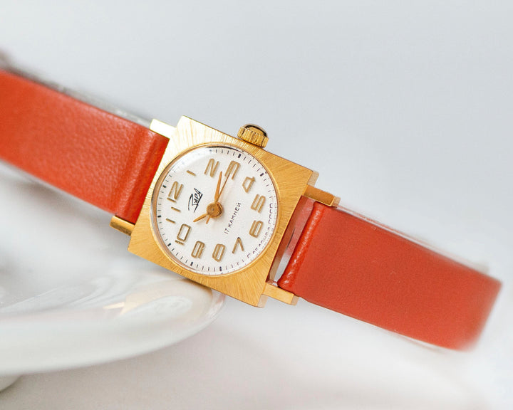 Rare women watch unused gold plated gift Dawn, square case retro watch for lady classic, small wrist women watch gift new vegan leather band