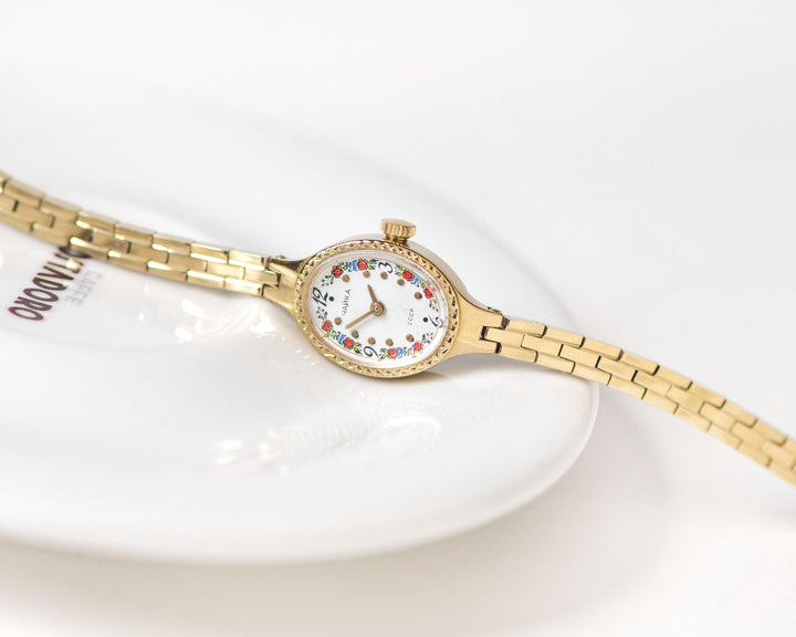 Vintage floral watch for women Seagull, gold shade lady watch, tiny jewelry watch bracelet, cocktail watch white oval watch small wrist